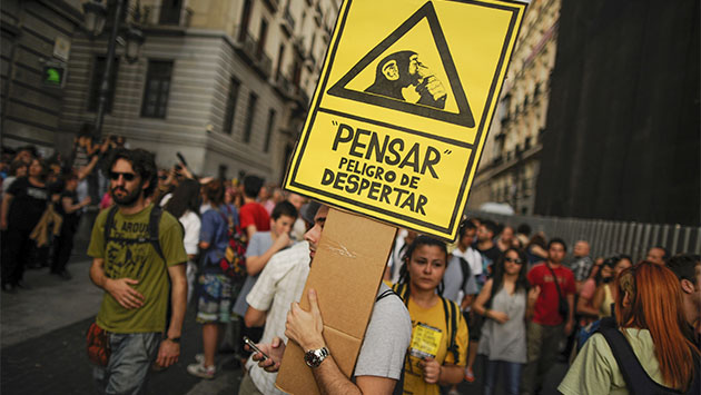 Manifestantes del 15-M, contra el levantamiento de la acampada en la Puerta del Sol, en Madrid. PEDRO ARMESTRE / AFP / Getty 