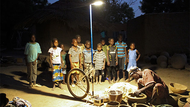 La energía solar ilumina África